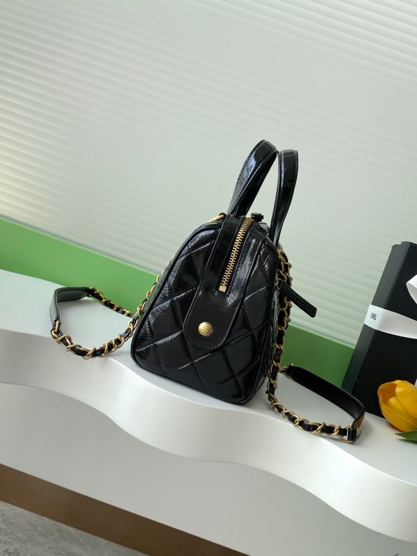 Chanel carrying a shoulder bag - Image 3