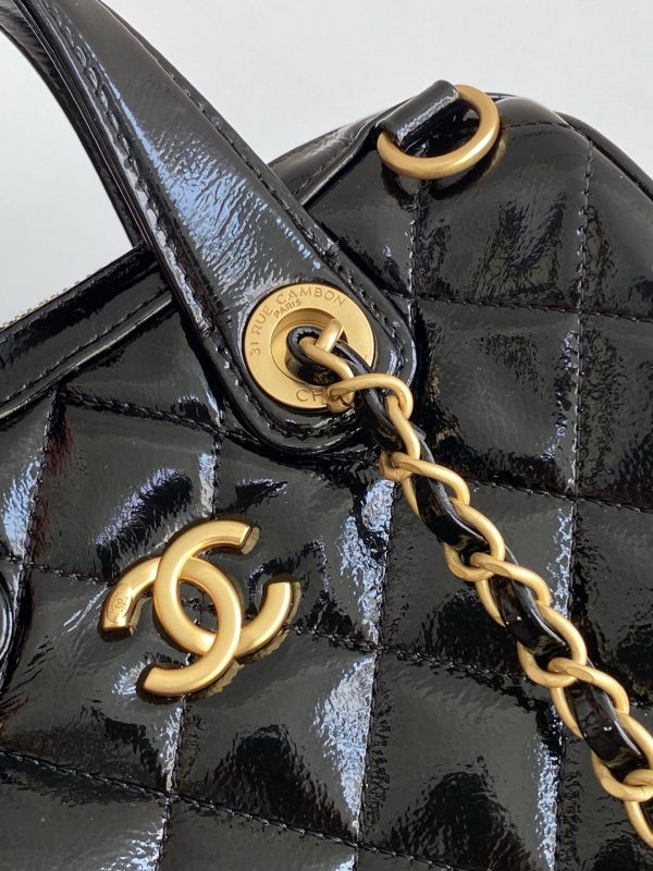 Chanel carrying a shoulder bag - Image 4