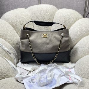 Fashion boutique Chanel portable shoulder bag