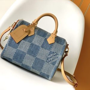 FW's new denim Speedy 25 handbag is full of fashion sense whether it is slanted back, shoulder back or hand-held. Size: 25.0 x 19.0 x 15.0 cm