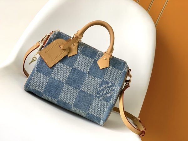 FW's new denim Speedy 25 handbag is full of fashion sense whether it is slanted back, shoulder back or hand-held. Size: 25.0 x 19.0 x 15.0 cm